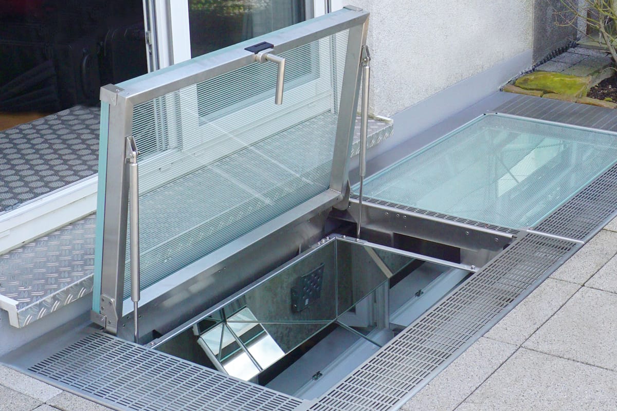 Sklepní světlík a nová úniková cesta přes zrcadlovou šachtu Mirror Shaft od Heliobus®